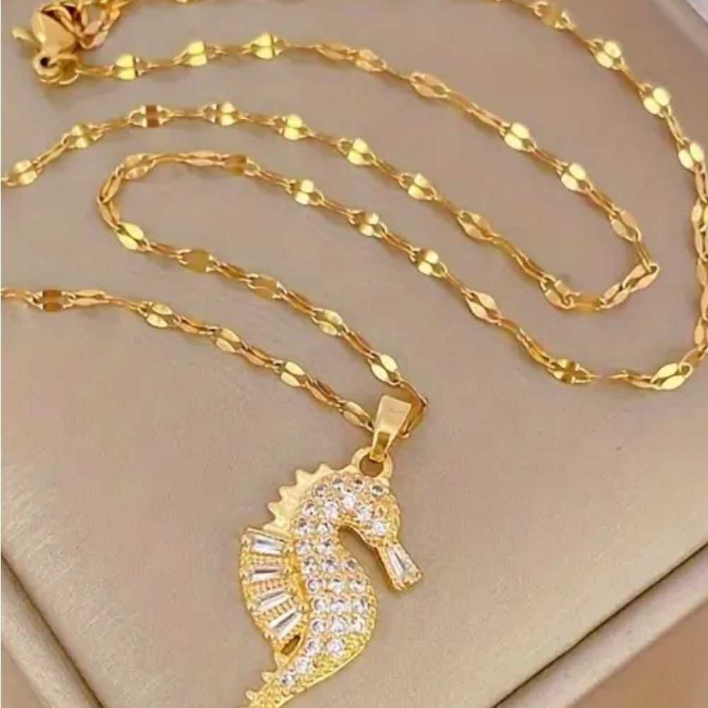 Gold tone & Rhinestone Seahorse Pendant Necklace NEW NWT - Picture 2 of 5